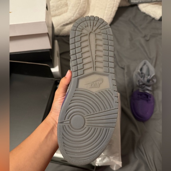 NEVER WORN WMNS AIR JORDAN 1 MID SE UC - Picture 3 of 5